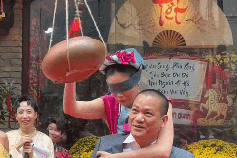 Hoa hậu Khánh Vân được chồng hơn 17 tuổi cõng chơi trò đập niêu