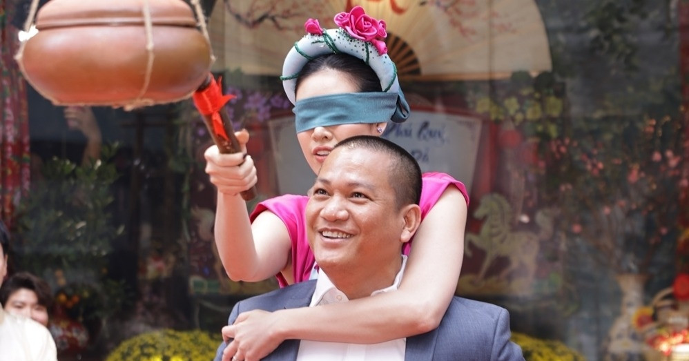 Hoa hậu Khánh Vân được chồng hơn 17 tuổi cõng chơi trò đập niêu