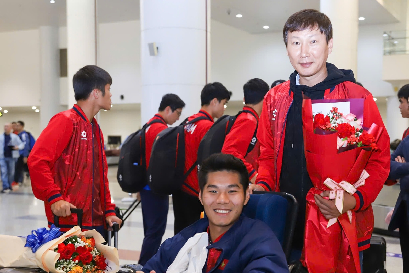 Khoảnh khắc HLV Kim Sang Sik đẩy xe lăn cho Hiểu Minh gây xúc động