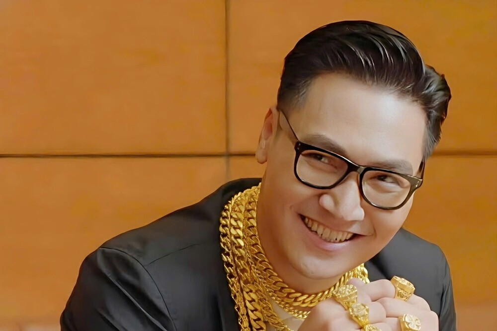Mạnh Trường khoe vàng đeo kín người, NSND Trung Anh đăng ảnh chế gây cười
