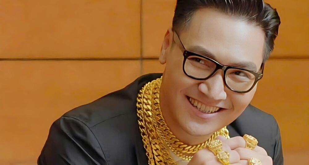 Mạnh Trường khoe vàng đeo kín người, NSND Trung Anh đăng ảnh chế gây cười