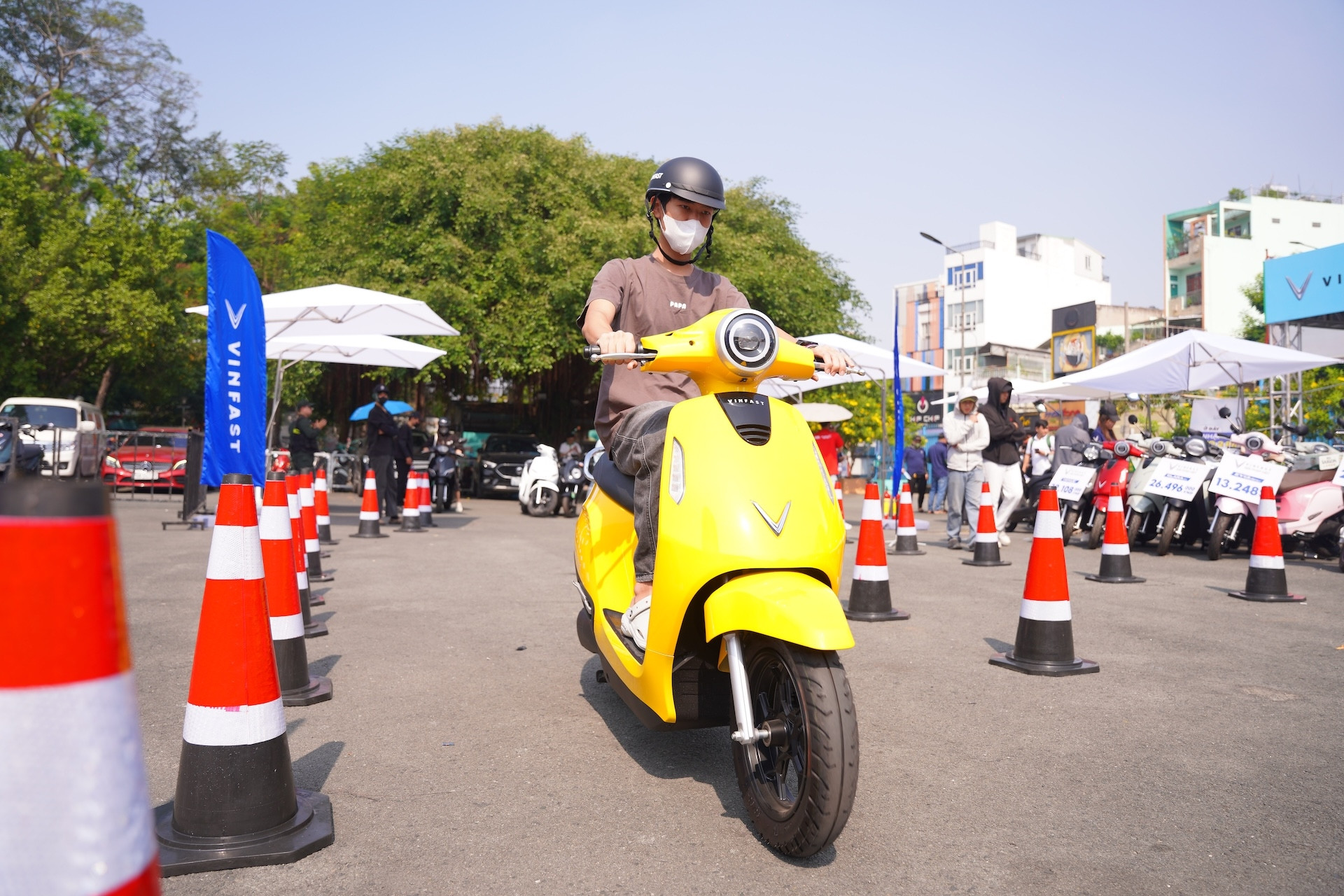 Người dùng TP.HCM trải nghiệm lái thử, ‘lên đời’ xe điện VinFast ngay trong ngày