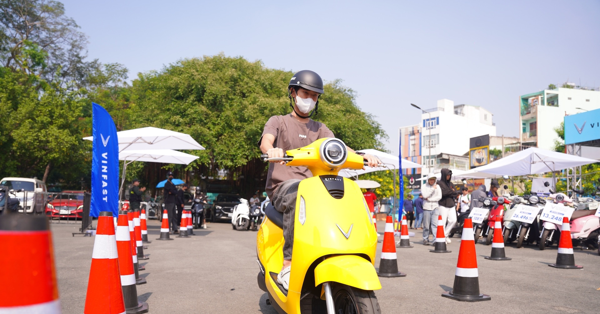 Người dùng TP.HCM trải nghiệm lái thử, ‘lên đời’ xe điện VinFast ngay trong ngày