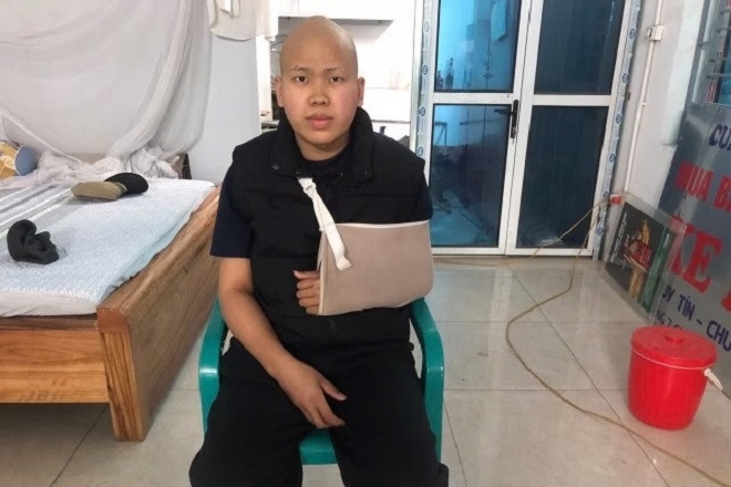 Nguy cơ mất cánh tay vì ung thư, nam sinh cần 350 triệu đồng để được phẫu thuật