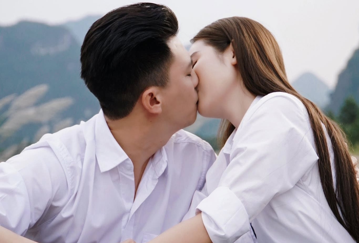 Phía sau cảnh hôn của Huyền Lizzie và Hà Việt Dũng