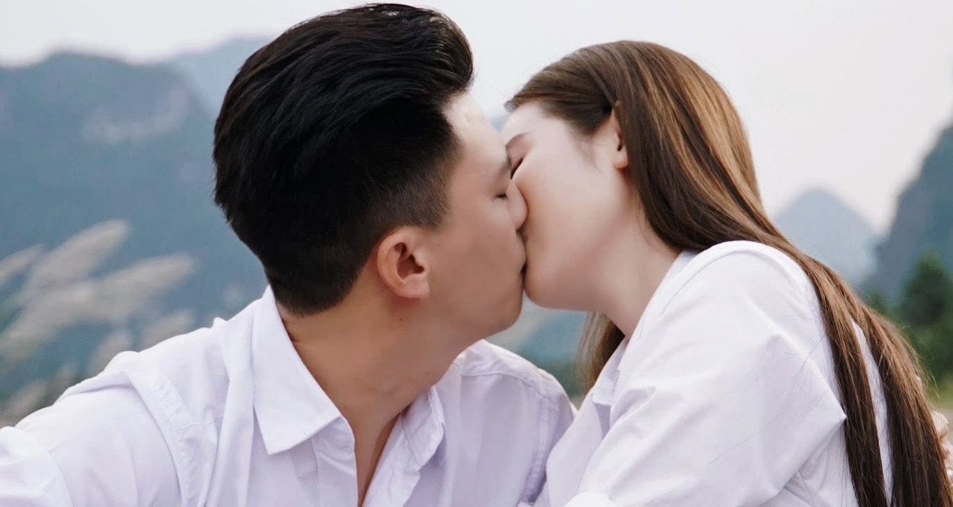 Phía sau cảnh hôn của Huyền Lizzie và Hà Việt Dũng