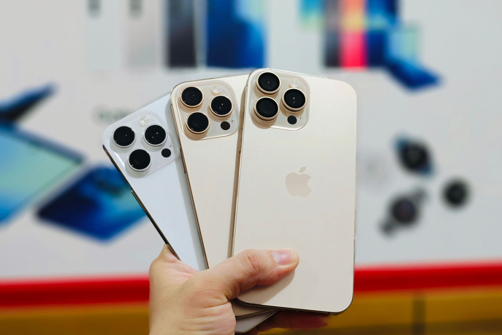 iPhone 16 Pro Max giảm giá mạnh; bưởi Diễn trồng gần Hà Nội chỉ 2.000 đồng/quả