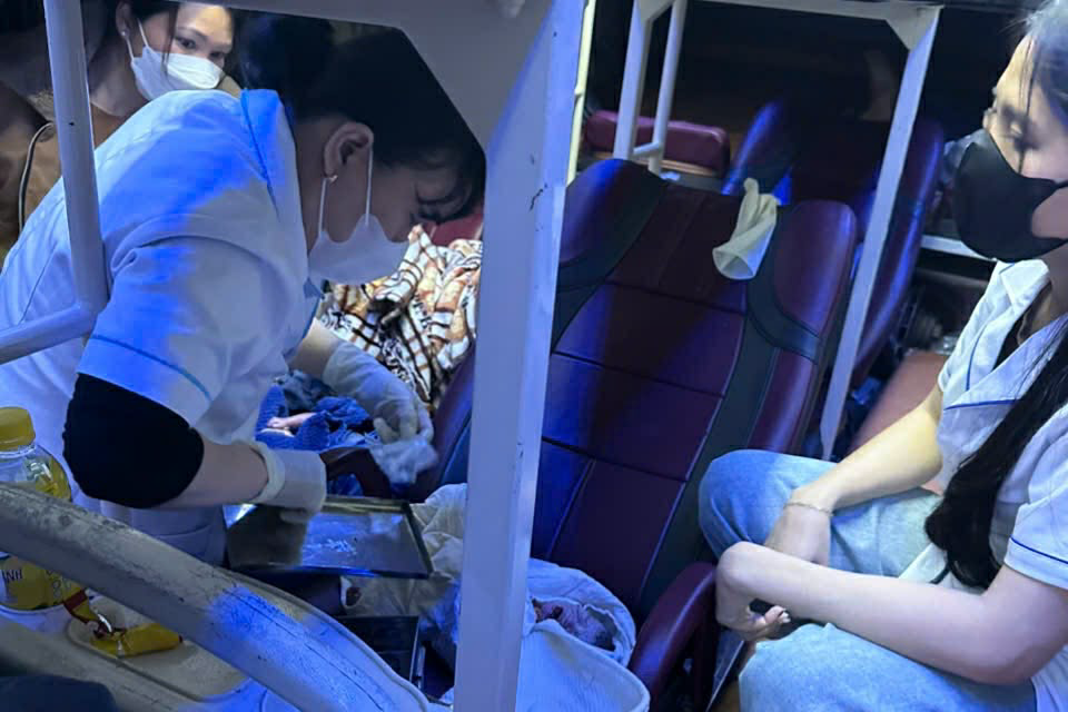 Sản phụ mang song thai được hỗ trợ đẻ trên xe khách