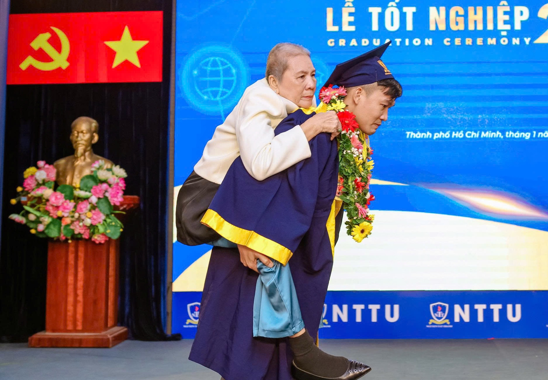 Sinh viên cõng mẹ