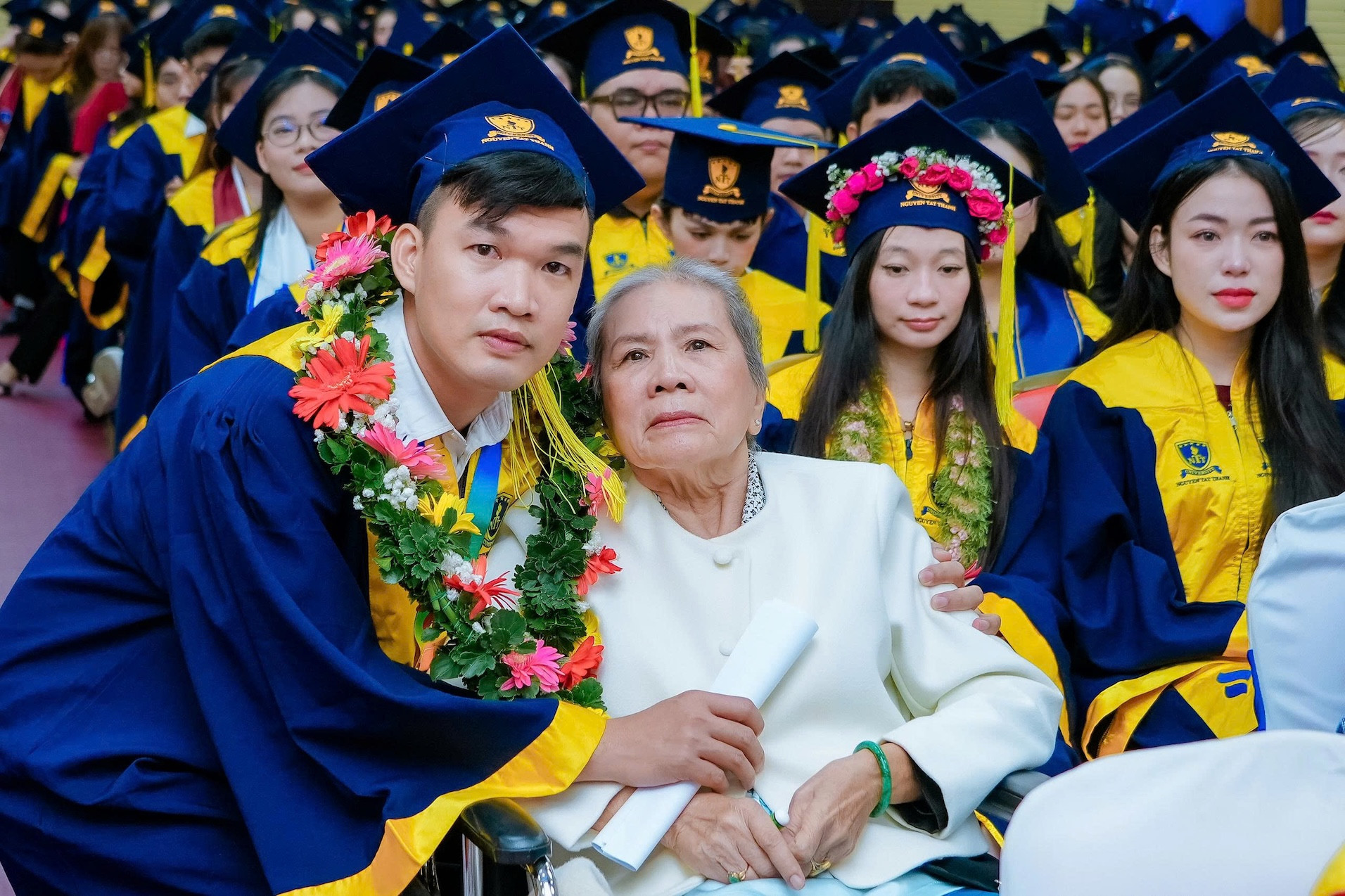 Sinh viên cõng mẹ