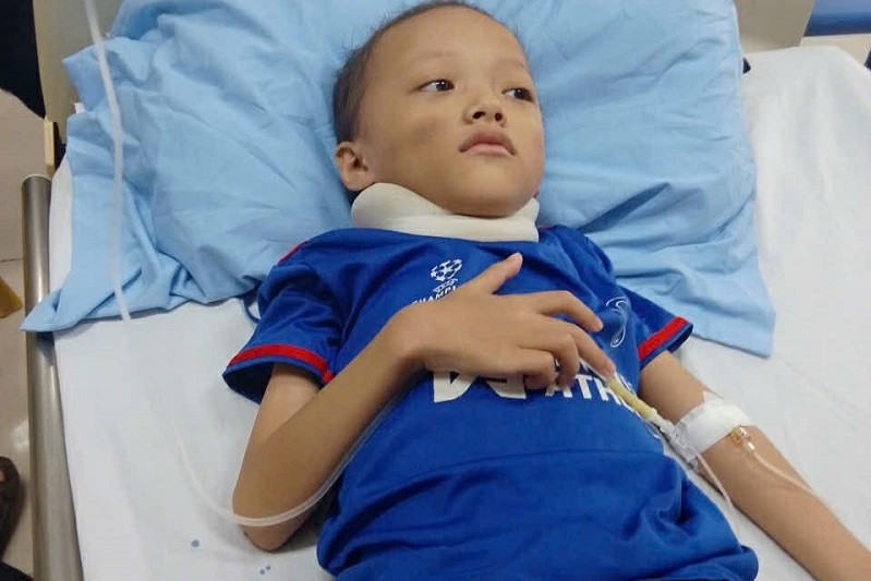 Sự sống mong manh của cậu bé người Dao mắc bệnh ung thư hiếm
