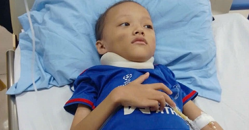 Sự sống mong manh của cậu bé người Dao mắc bệnh ung thư hiếm