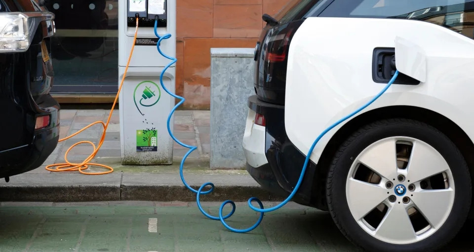 Xe điện đỗ miễn phí trong thành phố, xe xăng thì không: Quy định mới tại Anh