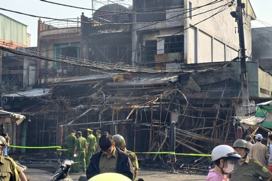 Bản tin trưa 26/1: Cháy lớn ở TPHCM, nhiều căn nhà bị thiêu rụi