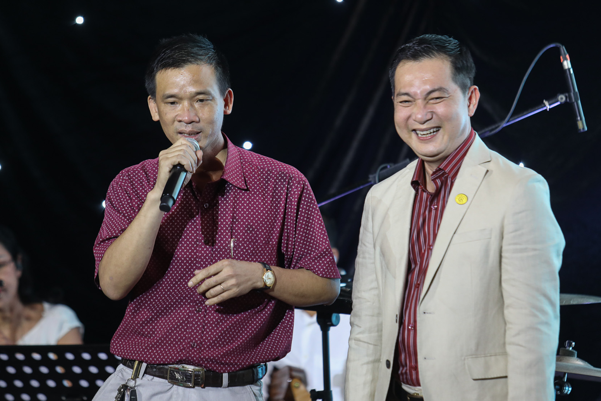 Bác sĩ làm ca sĩ, hát quyên góp gần 700 triệu giúp bệnh nhân nghèo đón Tết