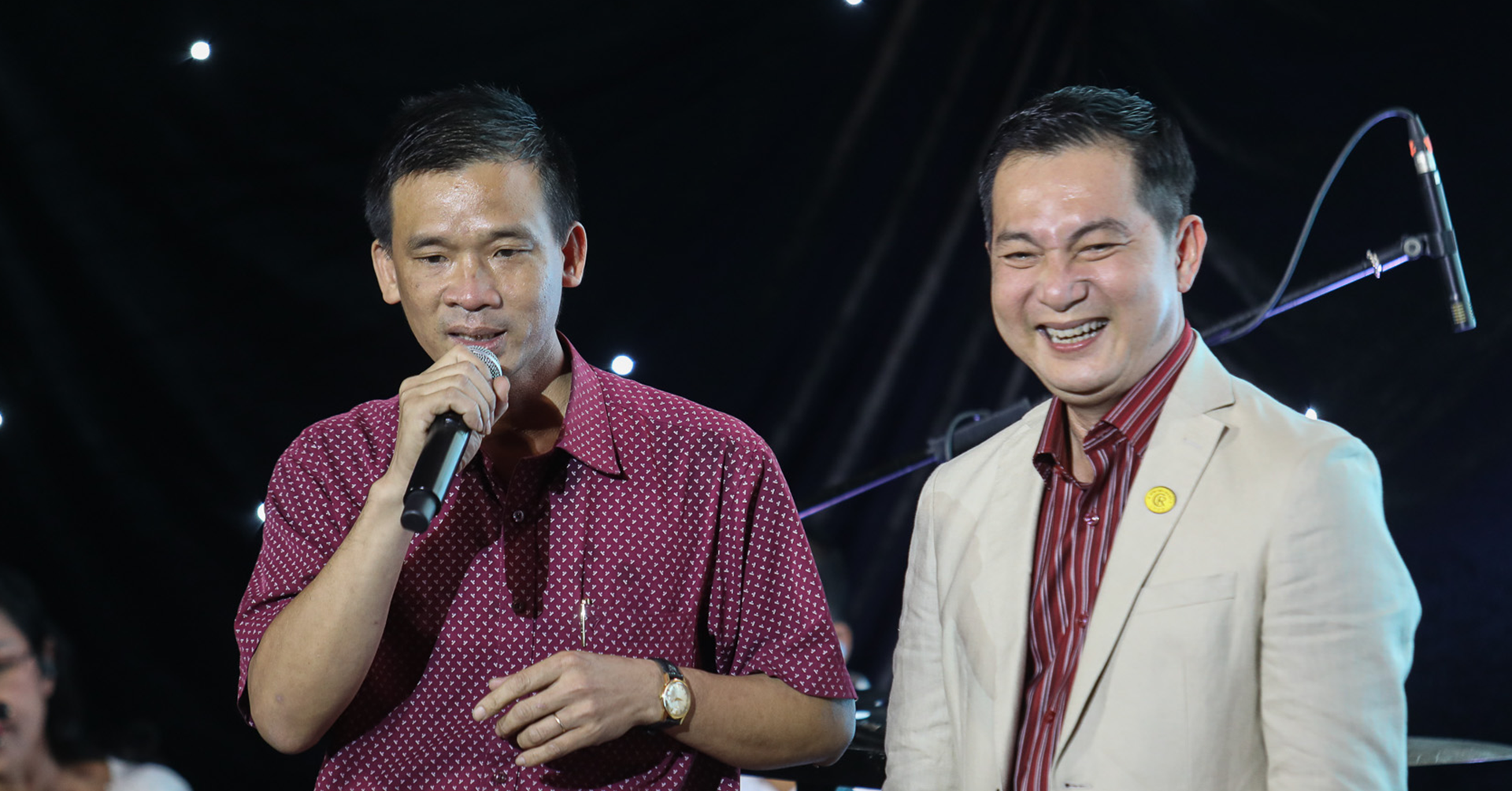 Bác sĩ làm ca sĩ, hát quyên góp gần 700 triệu giúp bệnh nhân nghèo đón Tết