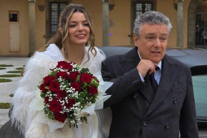 Cô gái 23 tuổi kết hôn với thầy giáo cũ 63 tuổi, bất chấp bị chỉ trích