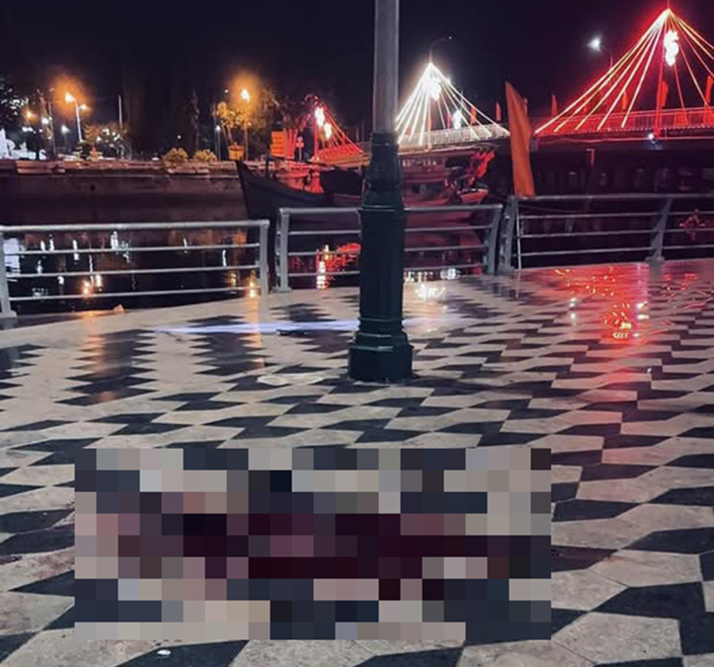 Đang ngồi chơi ở công viên, nam thanh niên bị 2 người lạ đâm tử vong.png