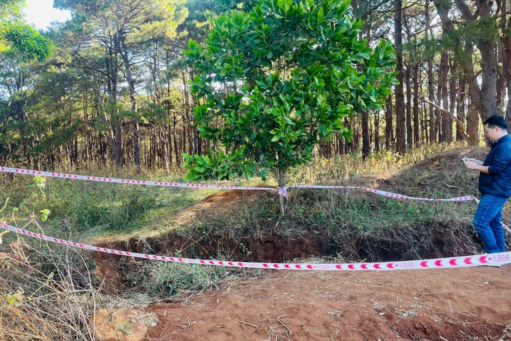 Hiện trường nơi chôn giấu xe máy nghi liên quan vụ cướp ngân hàng ở Gia Lai