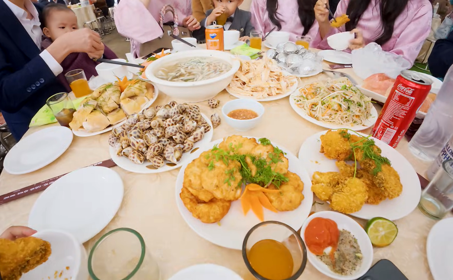 khach Han du dam cuoi o Quang Ninh 0.png