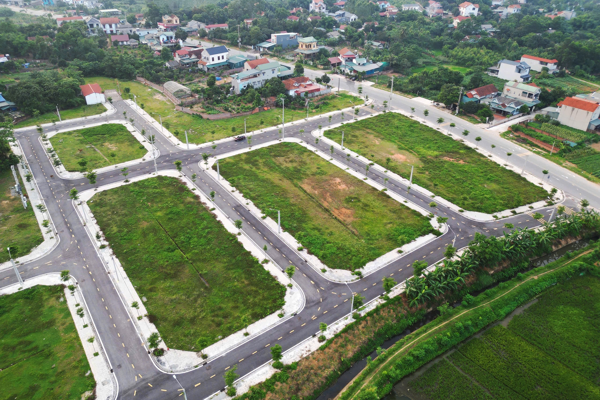 Khi tách thửa, có bắt buộc phải hiến đất làm đường giao thông?