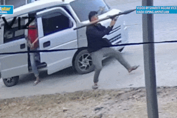 Khoảnh khắc xe chở thị trưởng Philippines bị tấn công bằng súng chống tăng