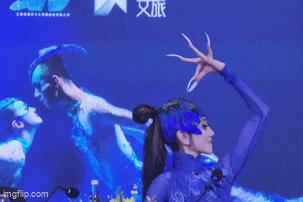 'Khổng tước' Dương Lệ Bình múa cực điêu luyện ở họp báo khi vừa đến Việt Nam