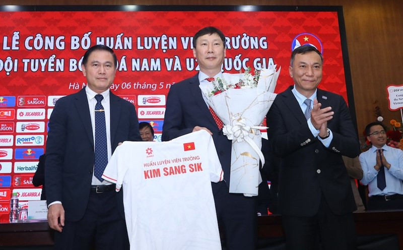 Trước mắt, hợp đồng của ông Kim Sang Sik dẫn dắt tuyển Việt Nam kéo dài đến sau Asian Cup 2027