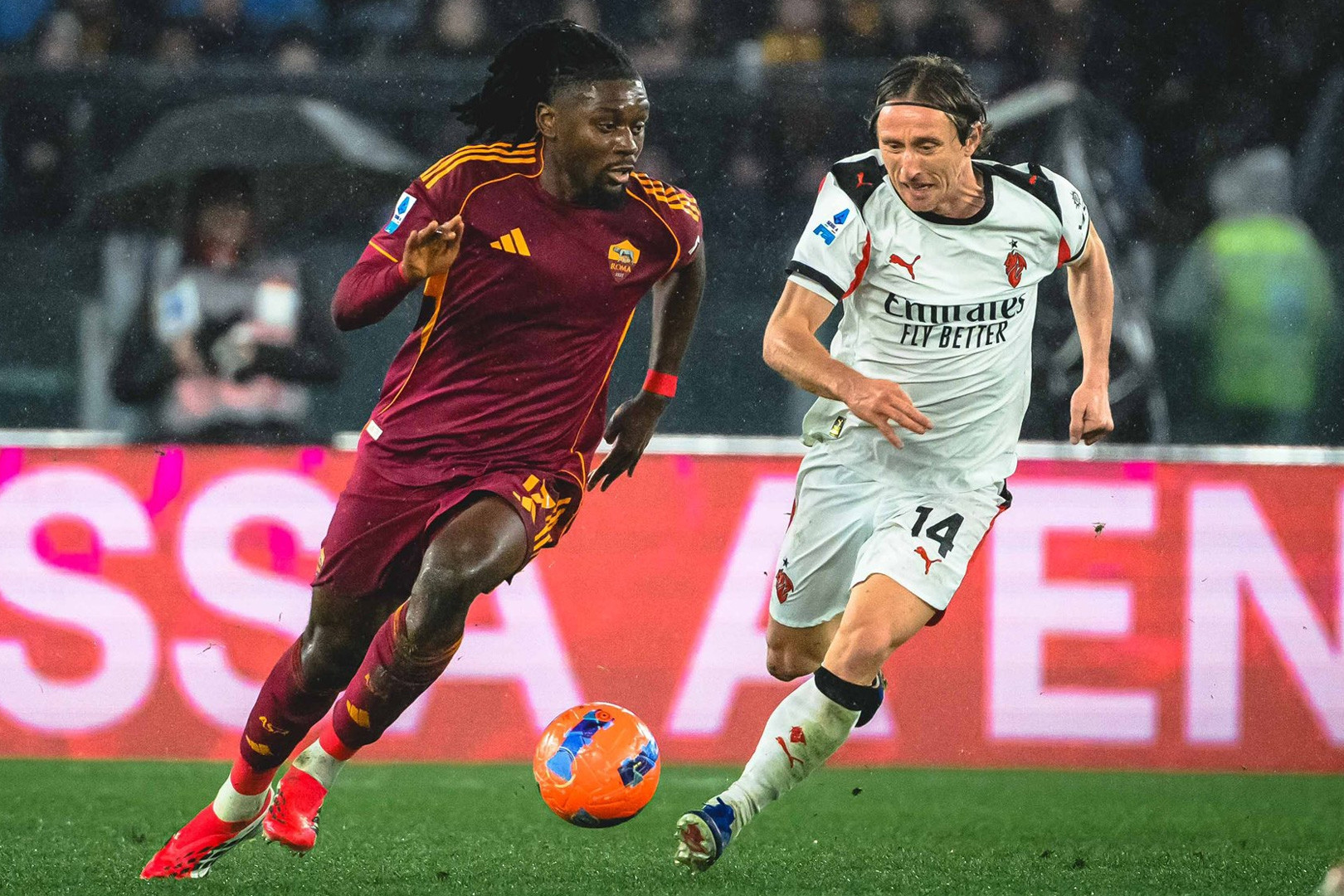 Modric tỏa sáng, Milan mất điểm trước Roma vì phạt đền