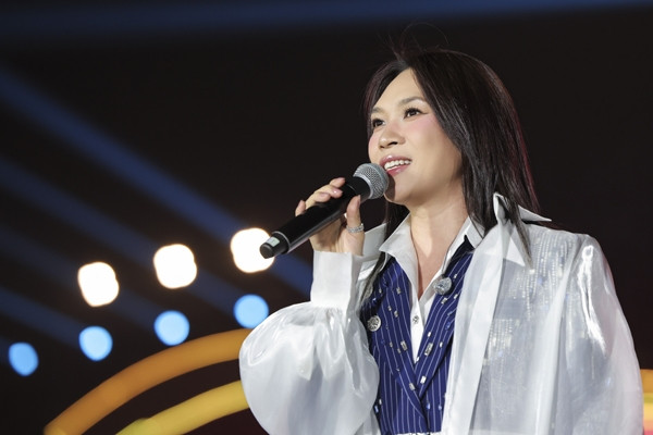 Mỹ Tâm, Hương Tràm bùng cháy trong concert 50.000 khán giả tại Quảng Ninh