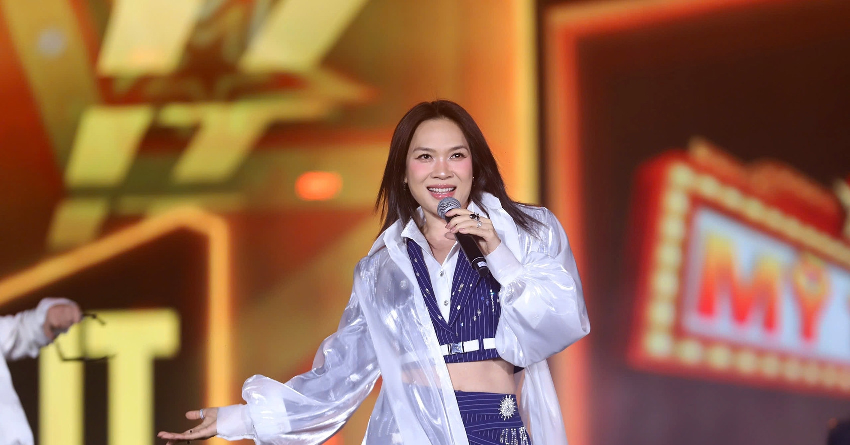 Mỹ Tâm, Hương Tràm bùng cháy trong concert 50.000 khán giả tại Quảng Ninh