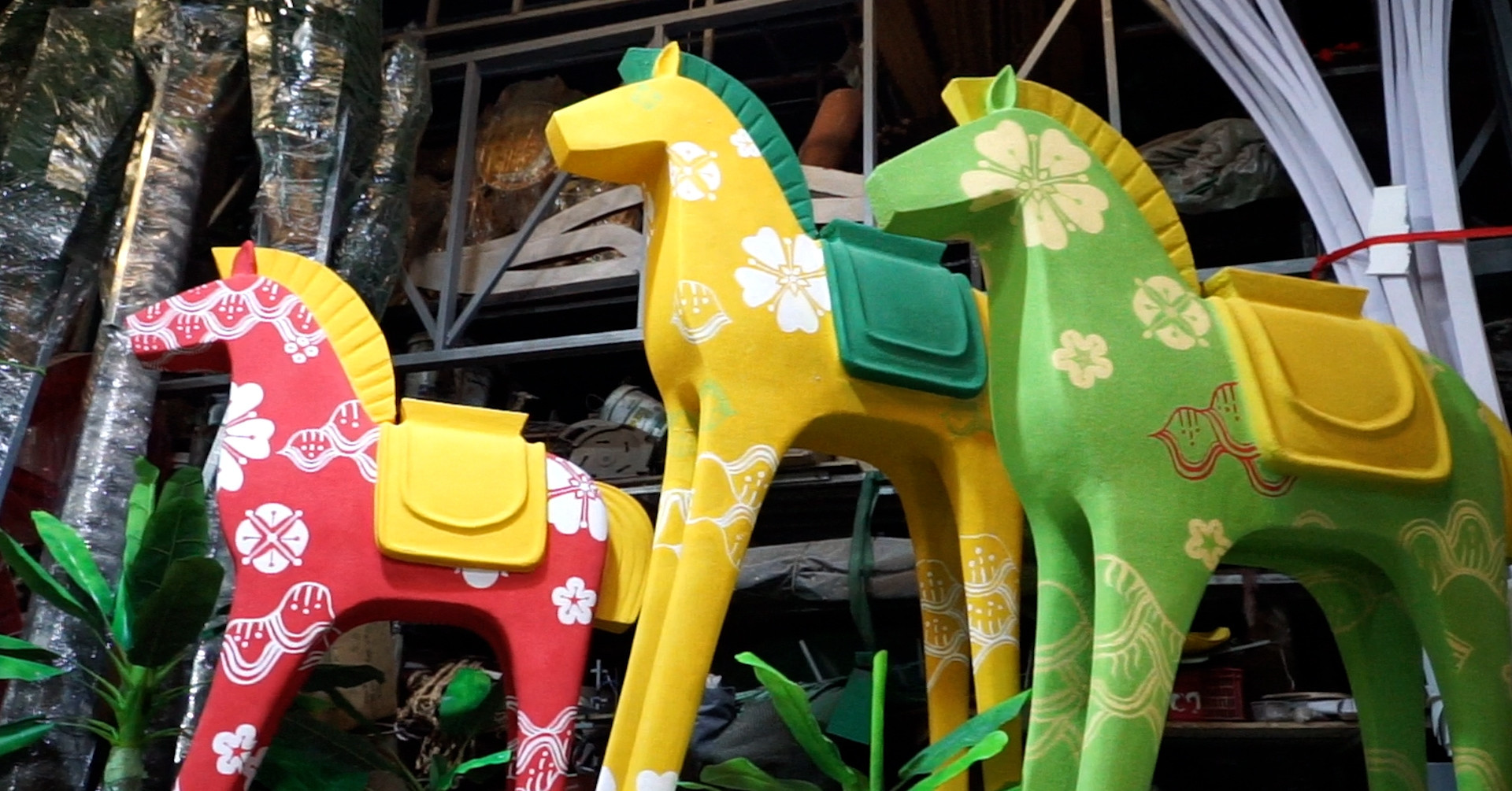 Nghệ nhân tăng ca ngày đêm làm linh vật ngựa khổng lồ cho Đường hoa Nguyễn Huệ