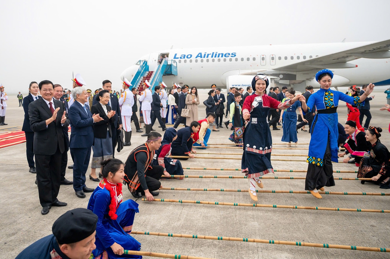 Nhảy sạp, múa lăm vông chào đón Tổng Bí thư, Chủ tịch nước Lào thăm Việt Nam