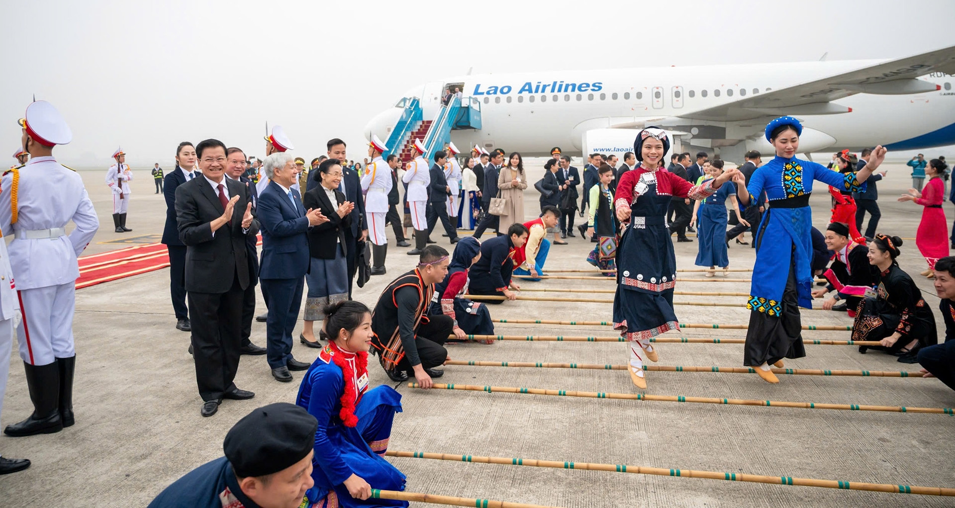 Nhảy sạp, múa lăm vông chào đón Tổng Bí thư, Chủ tịch nước Lào thăm Việt Nam