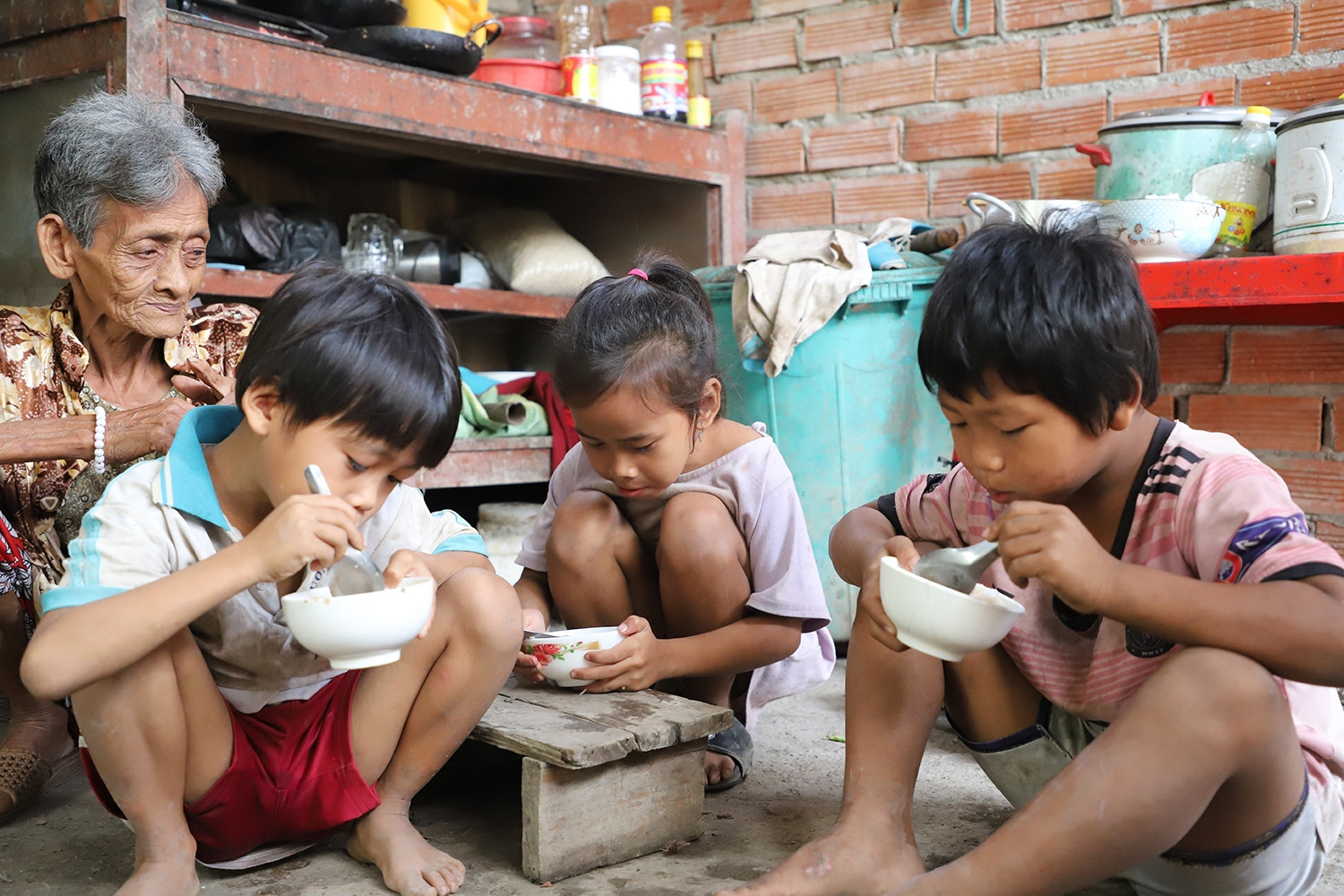 Những bữa cơm chan nước tương và nỗi lòng bà ngoại U70 nuôi 3 cháu nhỏ