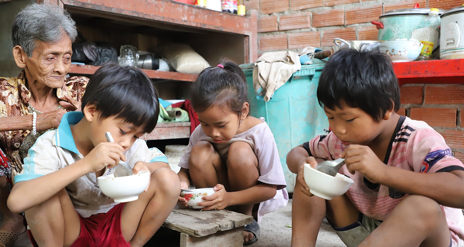 Những bữa cơm chan nước tương và nỗi lòng bà ngoại U70 nuôi 3 cháu nhỏ