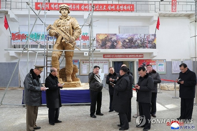 Ông Kim Jong Un chỉ đạo tạc tượng lính Triều Tiên hy sinh khi hỗ trợ Nga