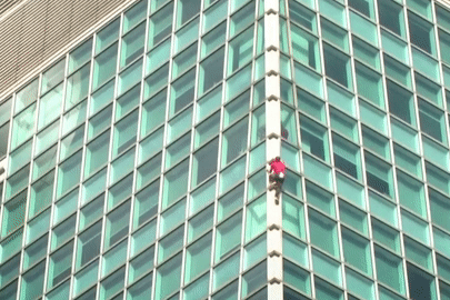 Thót tim cảnh người đàn ông dùng tay không leo lên tòa nhà cao 101 tầng