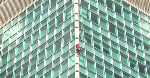 Thót tim cảnh người đàn ông dùng tay không leo lên tòa nhà cao 101 tầng