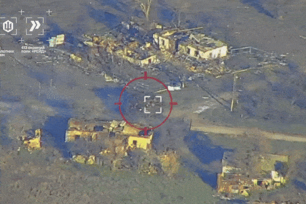 Video UAV Ukraine bắn phá xe tăng 'mai rùa' của Nga ở tiền tuyến