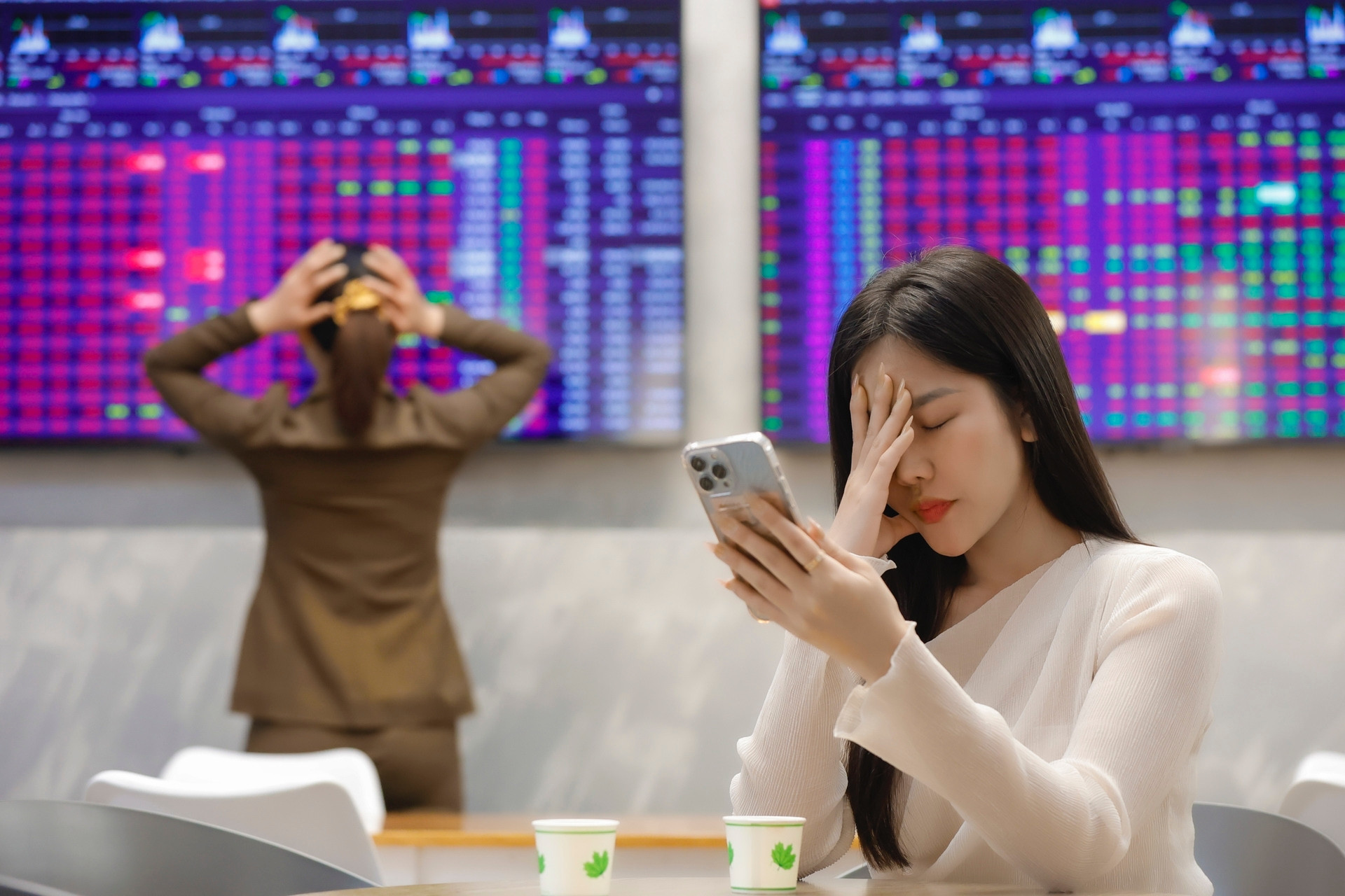 VN-Index lùi sâu, rời xa 1.900 điểm: Tài sản của các tỷ phú Việt giảm nhanh