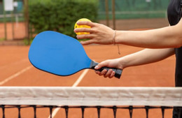 Người phụ nữ đổ gục sau 3 cú đánh pickleball Vỡ túi ngực khi chơi pickleball, bác sĩ nói điều hiếm gặp