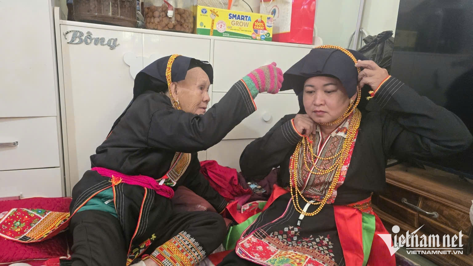 W-Những người phụ nữ Dao Thanh Phán hỗ trợ nhau chỉnh sửa trang phục cho thật đẹp.jpg