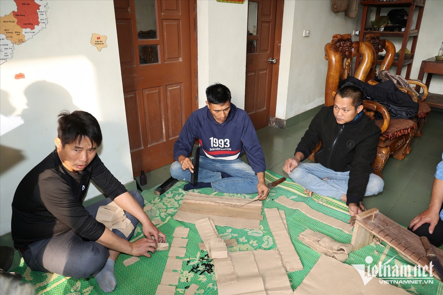 W-Những thanh niên trẻ đang ngồi làm tiền giấy để chuẩn bị cho lễ cúng.jpg