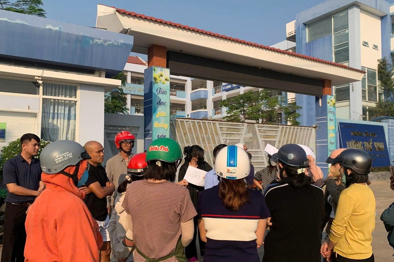 Bức xúc vụ 90kg sườn heo đông lạnh kém chất lượng vào trường học ở TPHCM