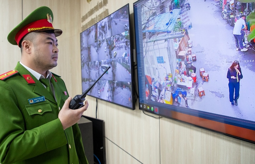 Camera công an phường ở Hà Nội 'soi' 24/7: Ghế nhựa lấn vỉa hè bị điểm tên tức thì
