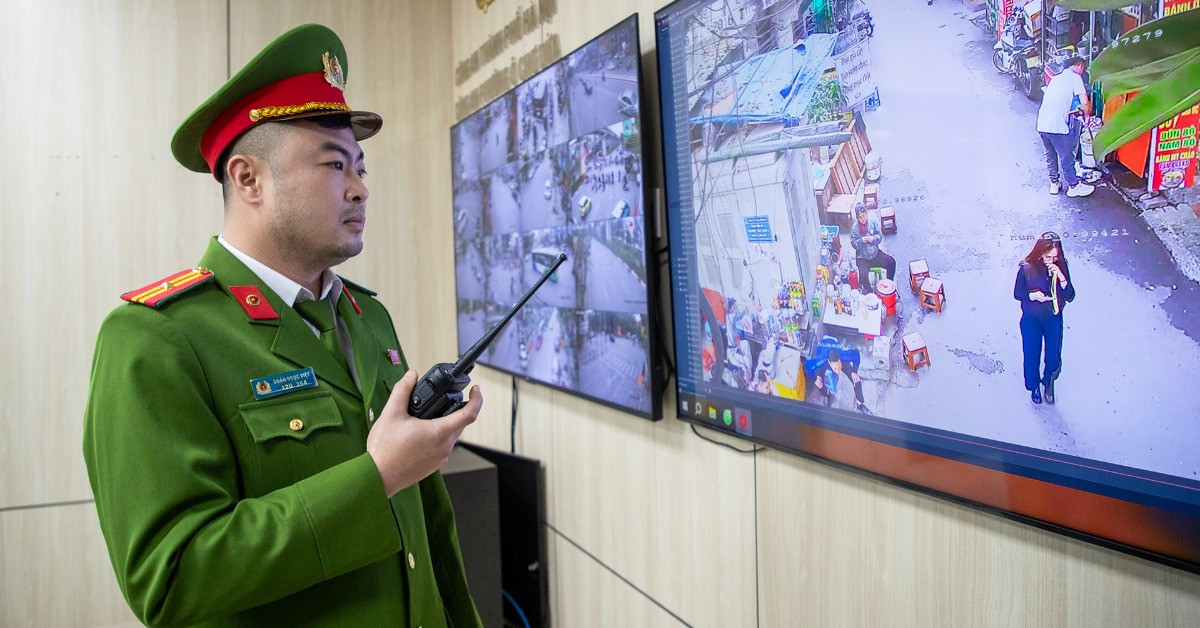 Camera công an phường ở Hà Nội 'soi' 24/7: Ghế nhựa lấn vỉa hè bị điểm tên tức thì