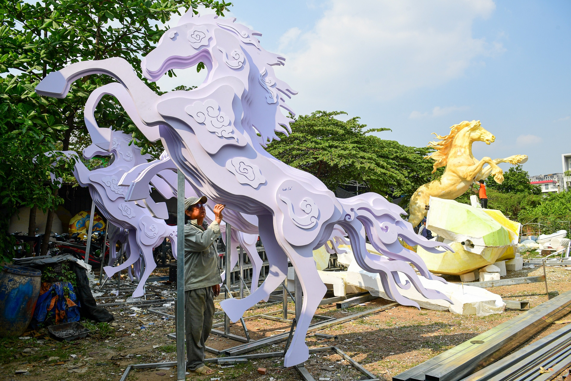 Cận cảnh linh vật ngựa 2 tấn biết cử động, tái hiện chiến mã của Thánh Gióng