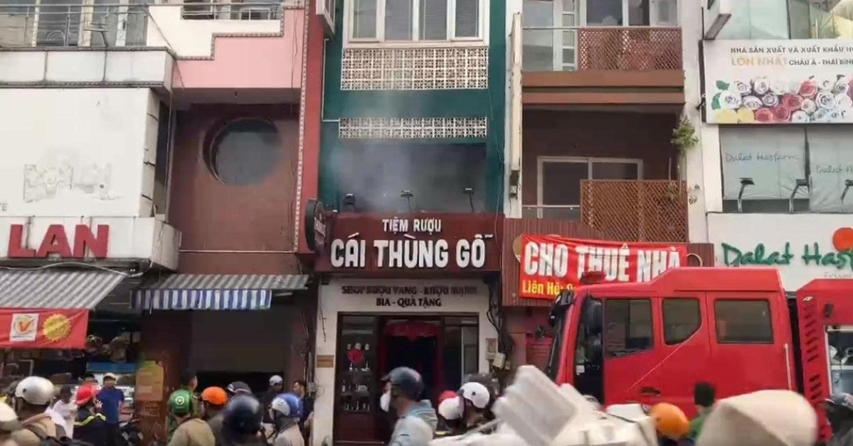 Cháy tiệm rượu ở khu phố kinh doanh sầm uất của TPHCM