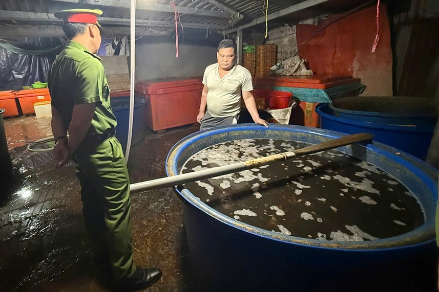 Công an TPHCM đột kích lò 'phù phép' 3.000 tấn ốc bằng hóa chất công nghiệp